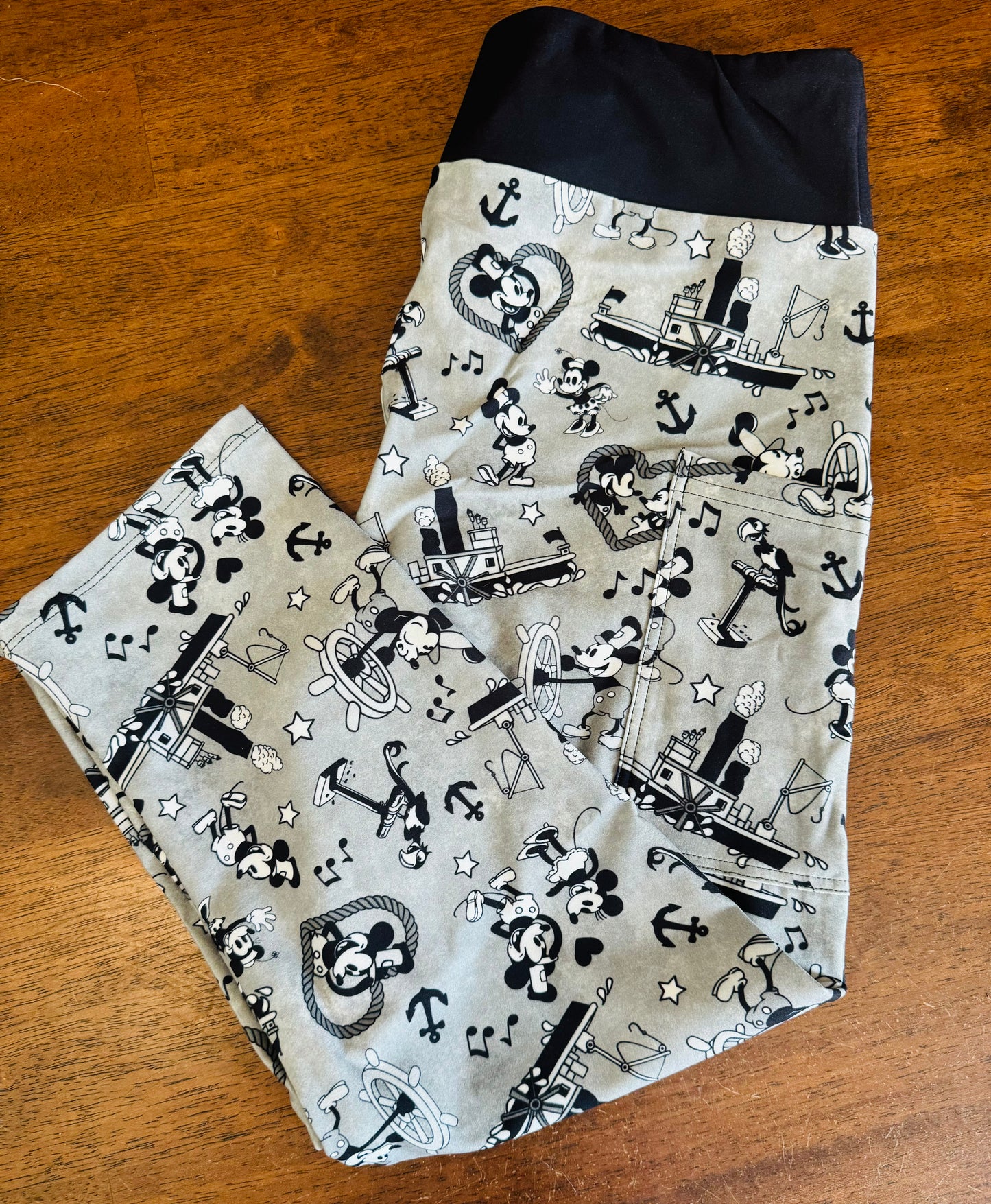 Steamboat Mickey Capri W/Pockets